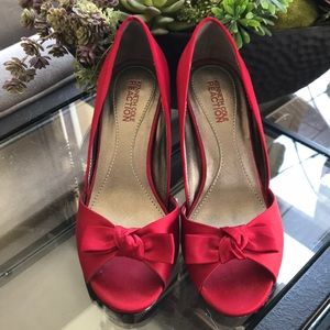 Kenneth Cole reaction red satin evening shoes 5.5